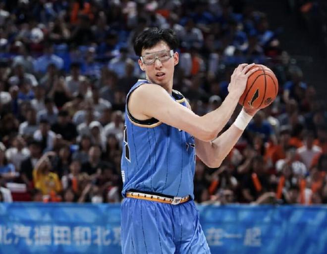 媒体人：周琦在场山东基本对不上，不在对方就围绕内线做文章